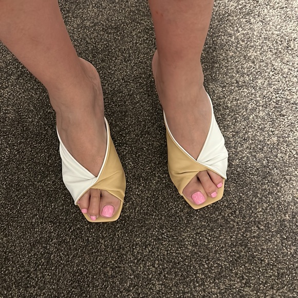 Cream sandals with kitten heel. - Picture 4 of 6